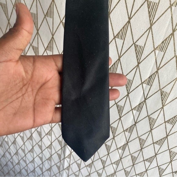 Simple black tie​ - Picture 2 of 3